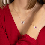 Collier coeur argent 925 rhodié rubis synthétique et zirconias 45cm - vue porté 3