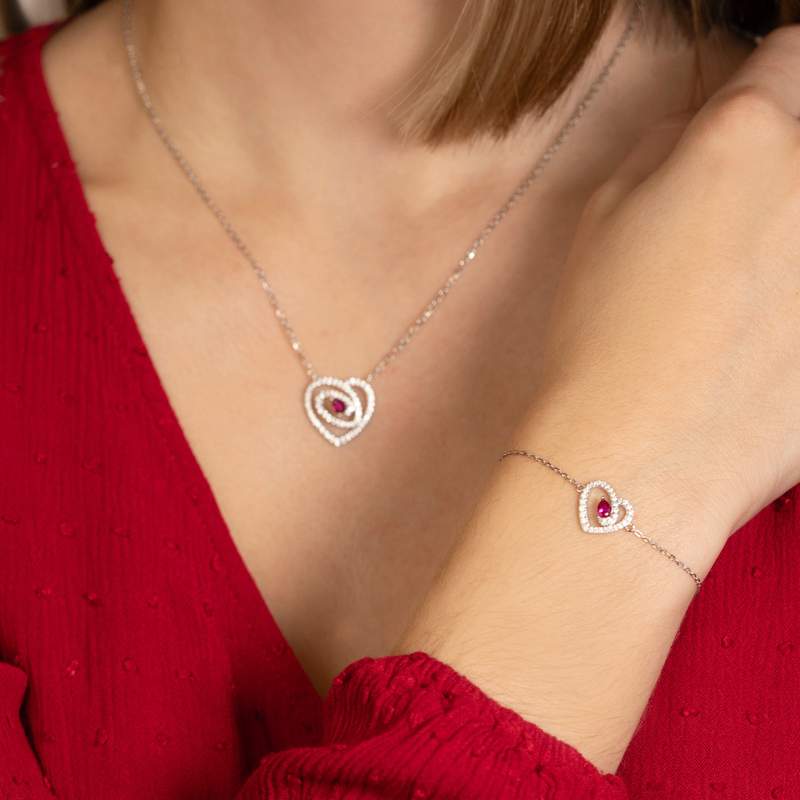 Bracelet coeur argent 925 rhodié rubis synthétique et zirconias - vue porté 1