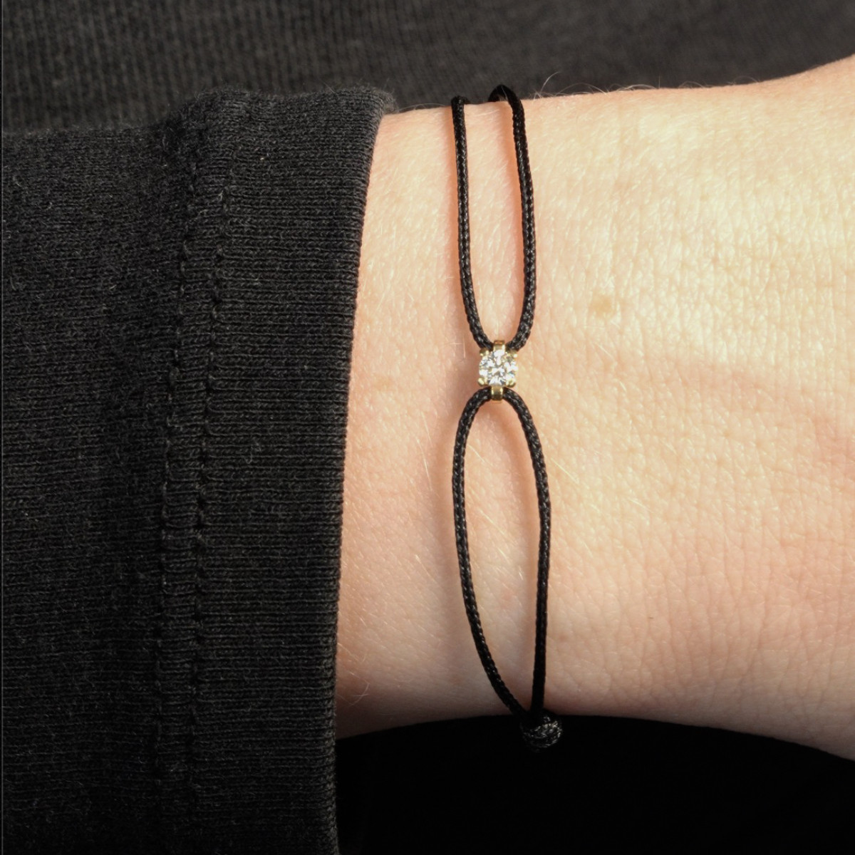 Bracelet or 750 jaune diamant 0.1 carat cordon noir - vue porté 1