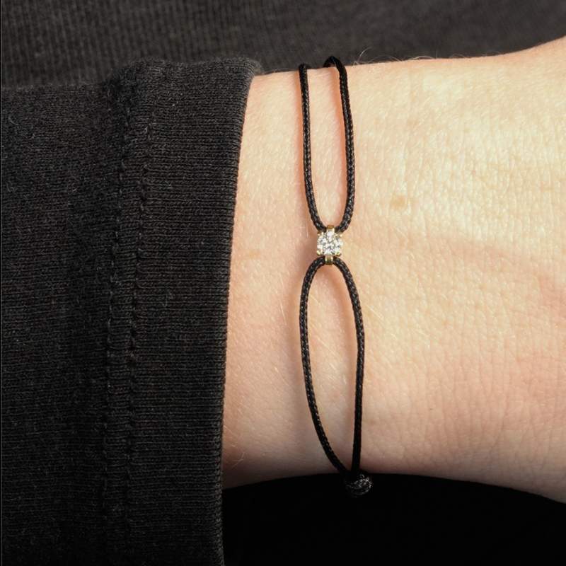 Bracelet or 750 jaune diamant 0.1 carat cordon noir - vue porté 1