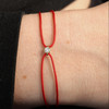 Bracelet or 750 jaune diamant 0.1 carat cordon rouge - vue Vporté 1