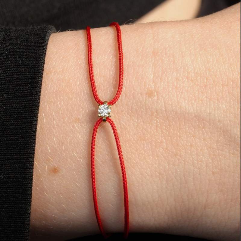Bracelet or 750 jaune diamant 0.1 carat cordon rouge - vue porté 1