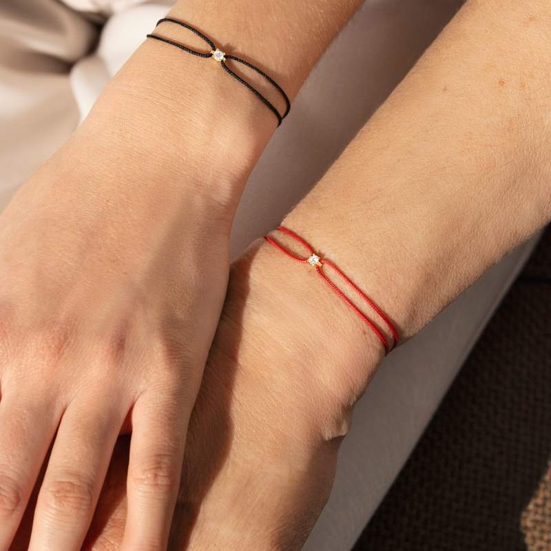 Bracelet or 750 jaune diamant 0.1 carat cordon rouge - vue porté 3