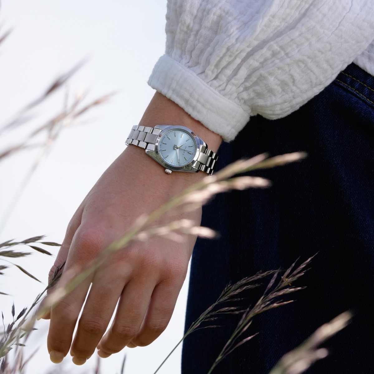 Montre femme HERITAGE bracelet acier blanc - vue porté 1