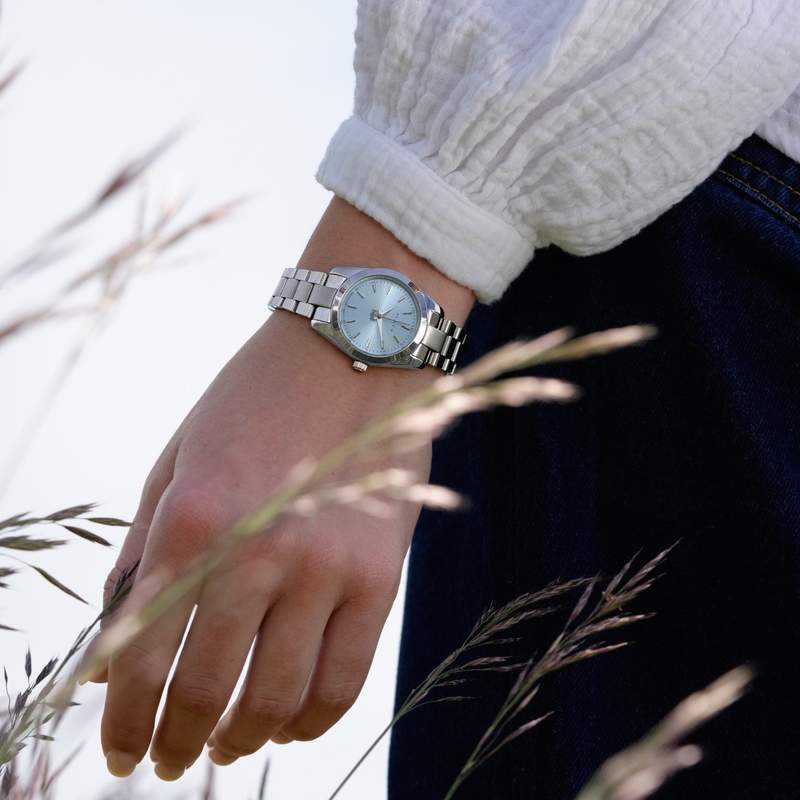 Montre femme HERITAGE bracelet acier blanc - vue porté 1
