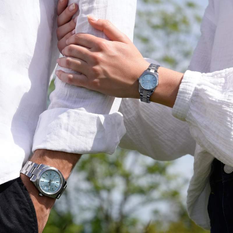 Montre femme HERITAGE bracelet acier blanc - vue porté 2