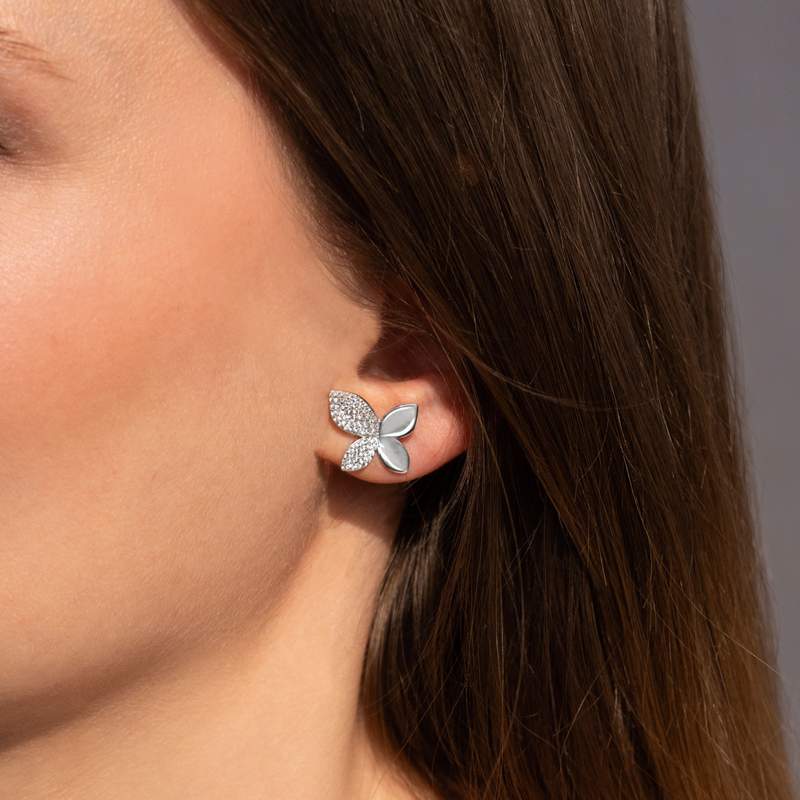 Boucles d'oreilles argent 925 motif fleur zirconias - vue porté 1