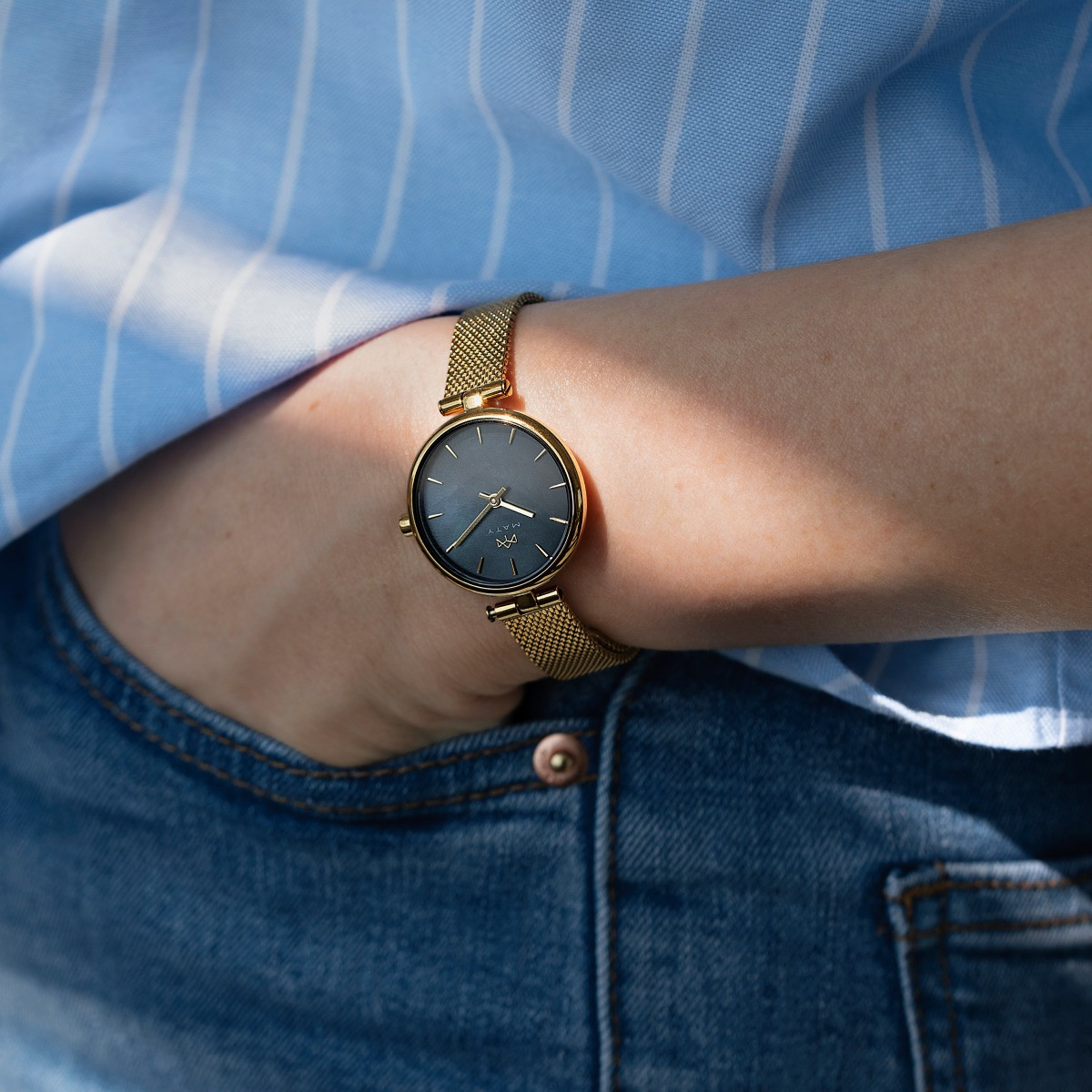 Montre MATY femme bracelet acier inoxydable doré - vue porté 1
