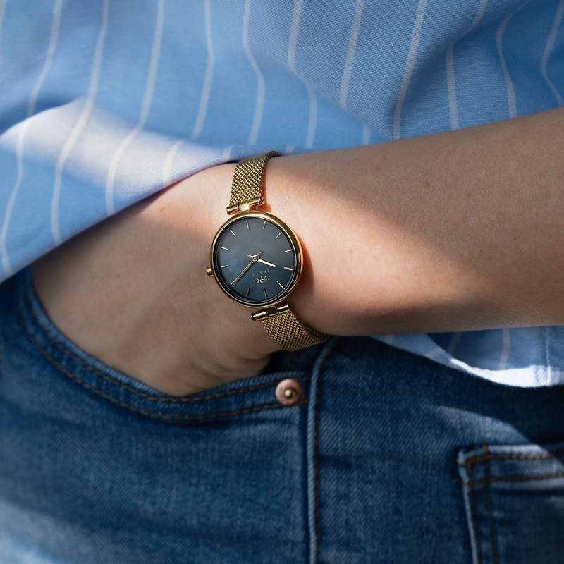 Montre MATY femme bracelet acier inoxydable doré - vue porté 1