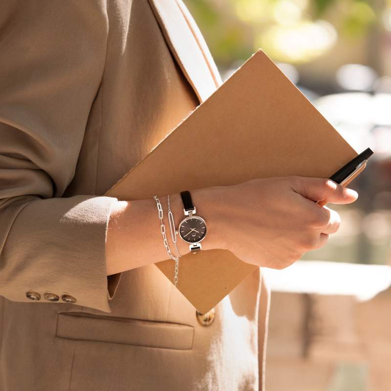 Montre MATY femme bracelet cuir noir - vue porté 1