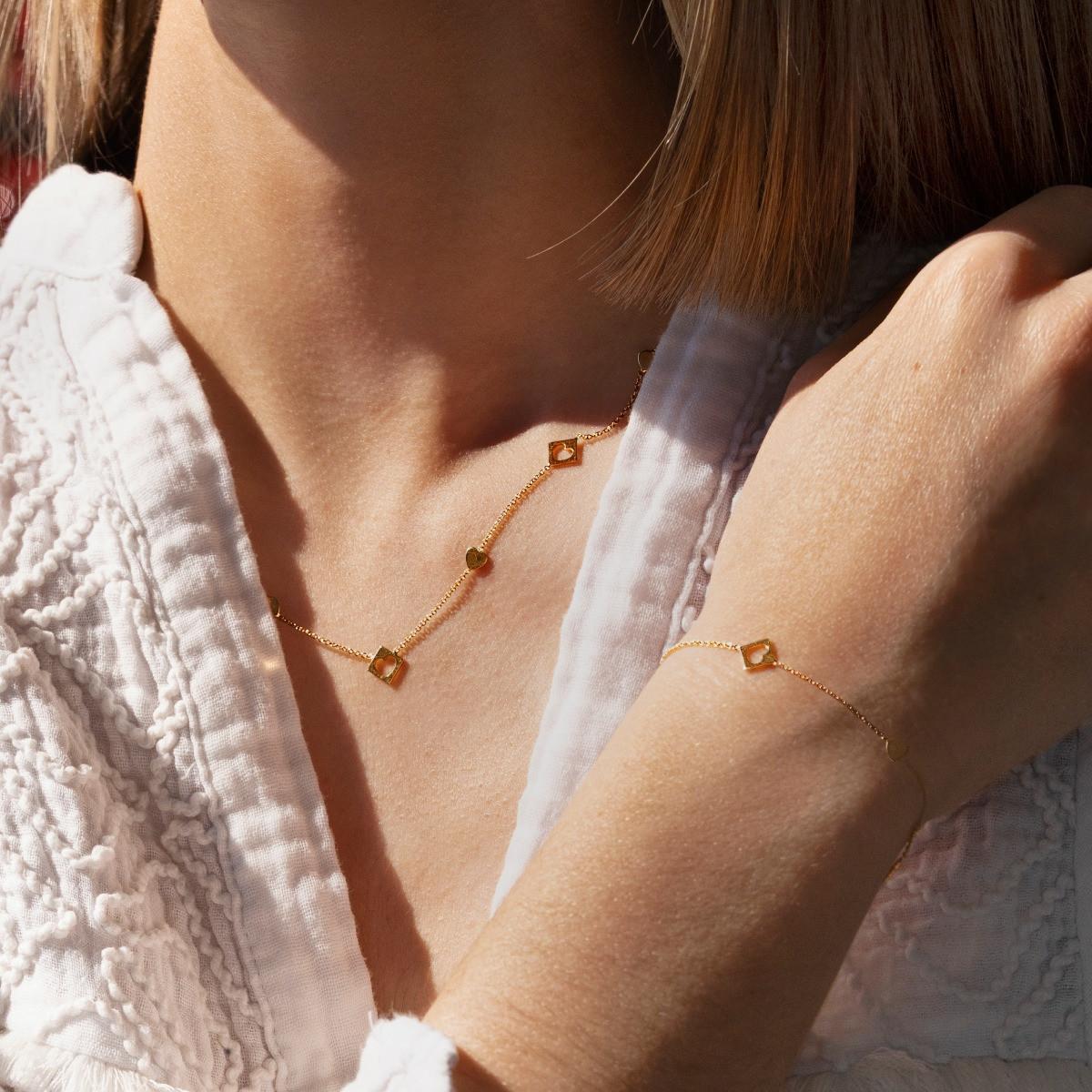 Collier or 375 jaune - vue porté 1