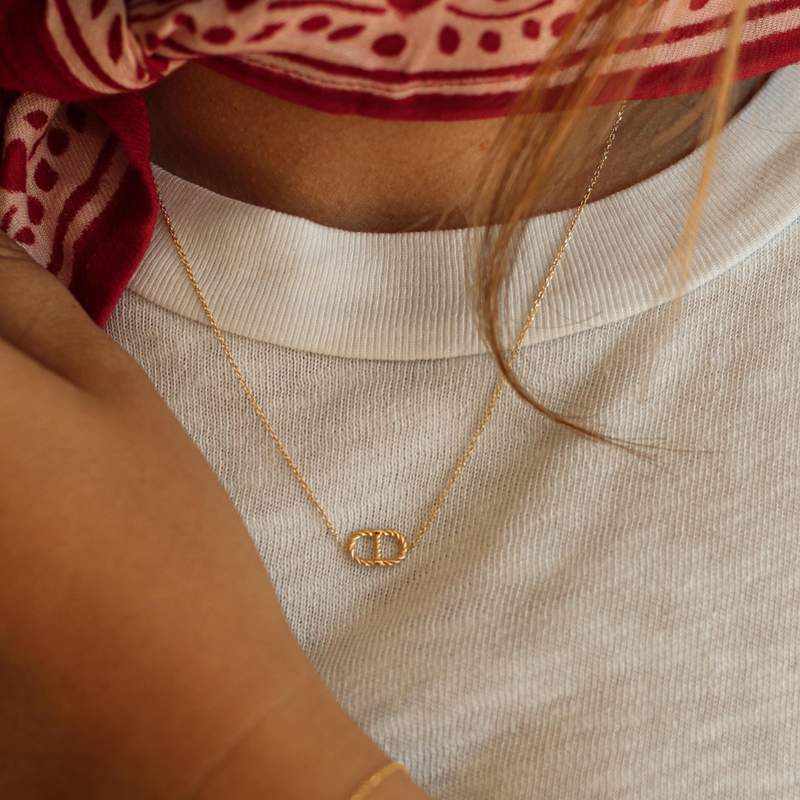 Collier or 375 jaune - vue porté 1