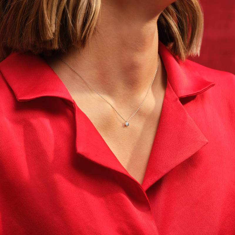 Collier or 750 blanc diamant taille brillant 0.10 ct 42 cm - vue porté 1