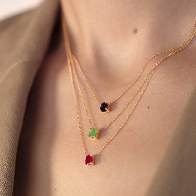 Collier or 750 jaune saphir ovale 0.55 ct 45 cm - vue porté 1