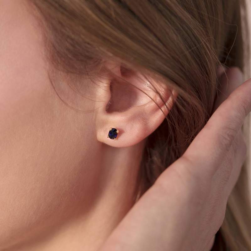 Boucles d'oreilles or 750 jaune saphirs ovales 1.1 ct - vue porté 1