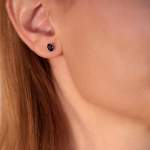 Boucles d'oreilles or 750 jaune saphirs ovales 1.1 ct - vue porté 2