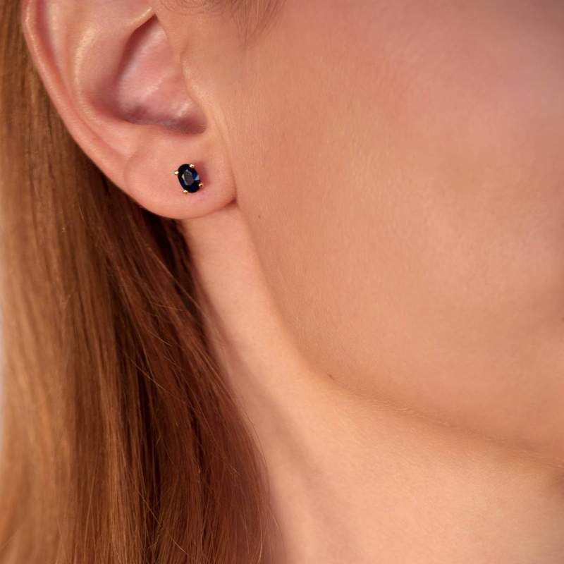 Boucles d'oreilles or 750 jaune saphirs ovales 1.1 ct - vue porté 2