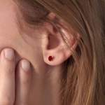 Boucles d'oreilles or 750 jaune rubis ovales 1.1 ct - vue porté 1
