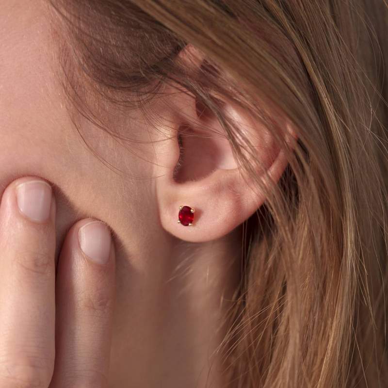 Boucles d'oreilles or 750 jaune rubis ovales 1.1 ct - vue porté 1