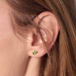 Boucles d'oreilles or 750 jaune émeraudes ovales 0.84 ct - vue porté 1