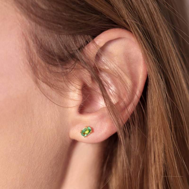 Boucles d'oreilles or 750 jaune émeraudes ovales 0.84 ct - vue porté 1