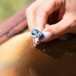 Bague or blanc 375 topaze London Blue traitée zirconias - vue porté 1