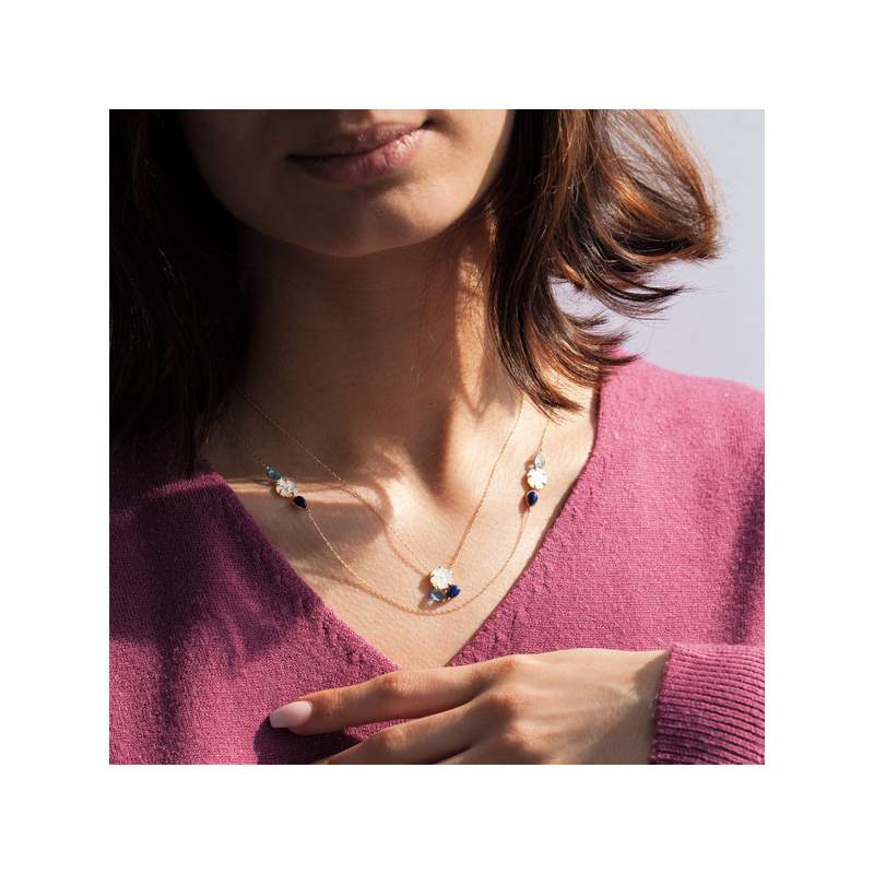 Collier or jaune 375 fleur nacre et pierres fines 45 cm - vue porté 2