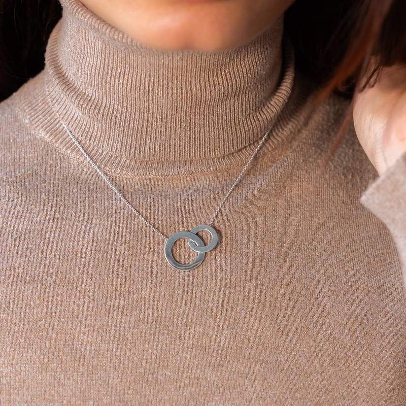 Collier en argent 925 disques entrelacés personnalisables 45 cm - vue porté 1