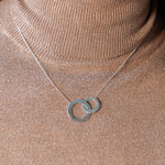 Collier en argent 925 disques entrelacés personnalisables 45 cm - vue porté 2