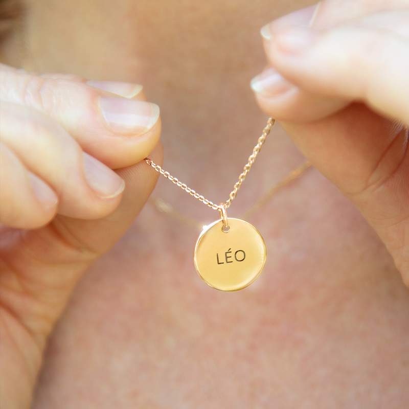 Collier plaqué or médaille personnalisable 45 cm - vue porté 2