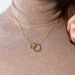 Collier plaqué or 2 cercles personnalisables entrelacés 45 cm - vue porté 1
