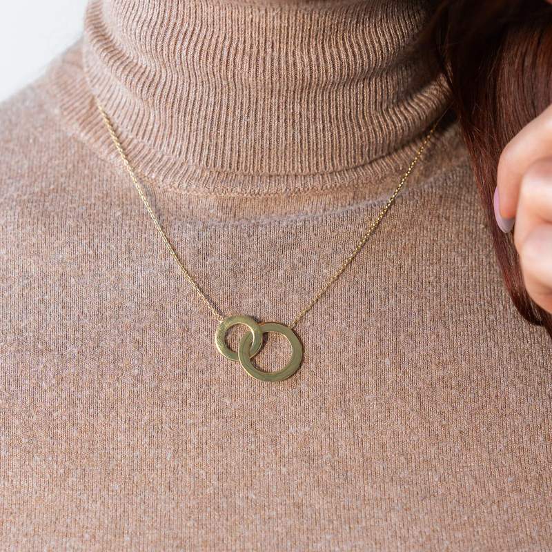 Collier plaqué or 2 cercles personnalisables entrelacés 45 cm - vue porté 1