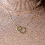 Collier plaqué or 2 cercles personnalisables entrelacés 45 cm - vue porté 2