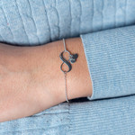 Bracelet argent 925 infini et pampilles coeurs 21 cm - vue porté 1