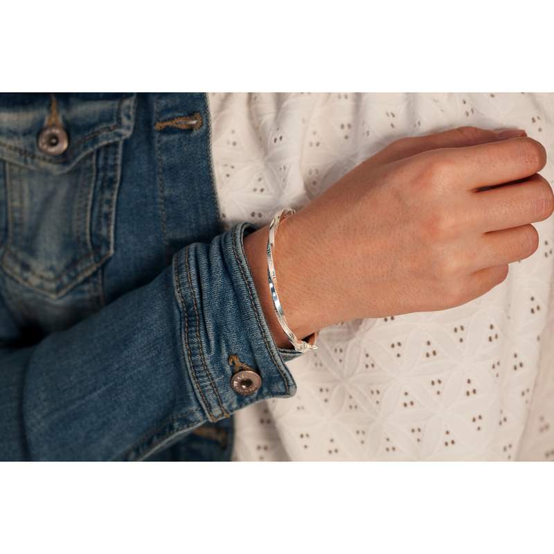 Bracelet jonc argent 925 torsadé motifs - vue porté 1