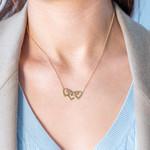 Collier plaqué or coeurs personnalisable zirconias rouge vert et blanc 44,5 cm - vue porté 1