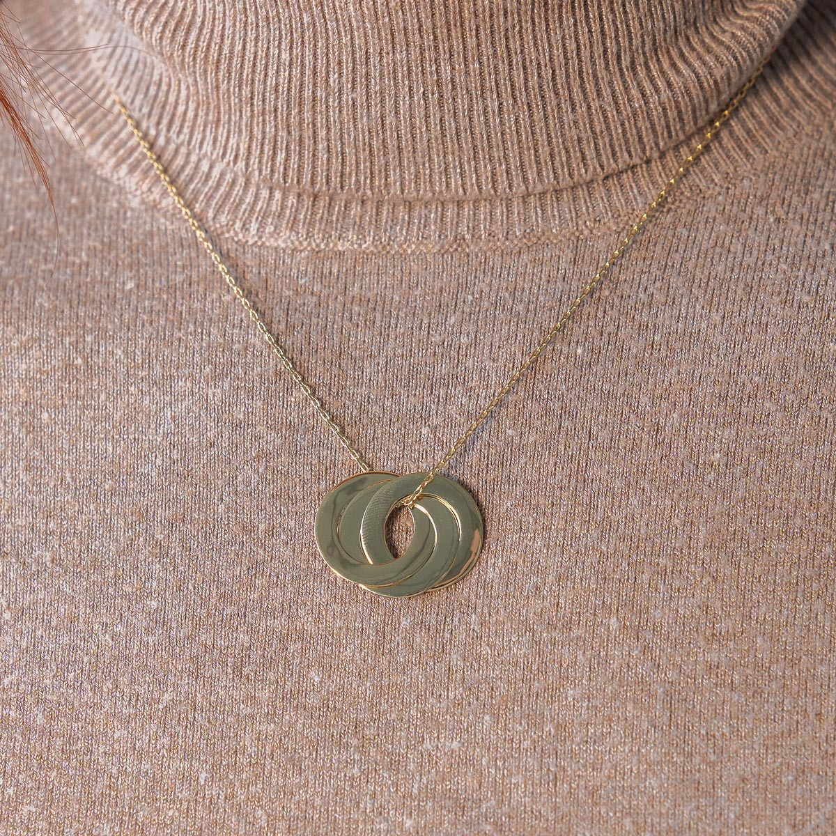 Collier plaqué or 3 cercles personnalisables entrelacés 44 cm - vue porté 2