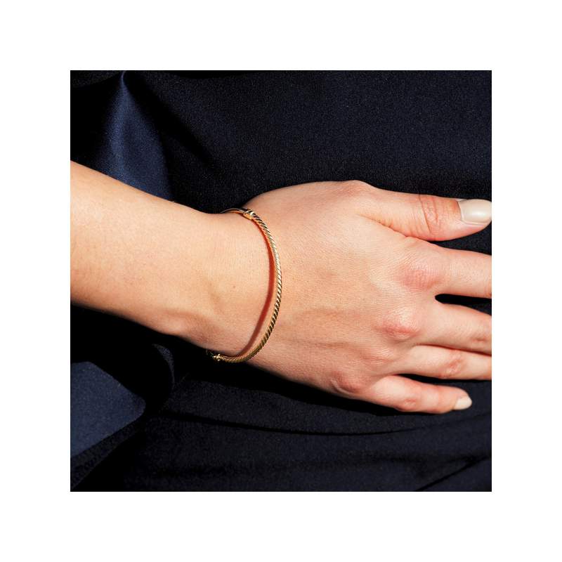 Bracelet jonc or 375 jaune lisse et torsadé - vue porté 1