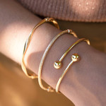 Bracelet jonc or 750 jaune croisillons - vue porté 2