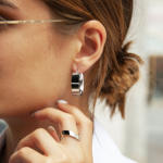 Boucles d'oreilles créoles acier 25 mm - vue porté 2