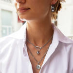 Boucles d'oreilles créoles acier 25 mm - vue porté 3