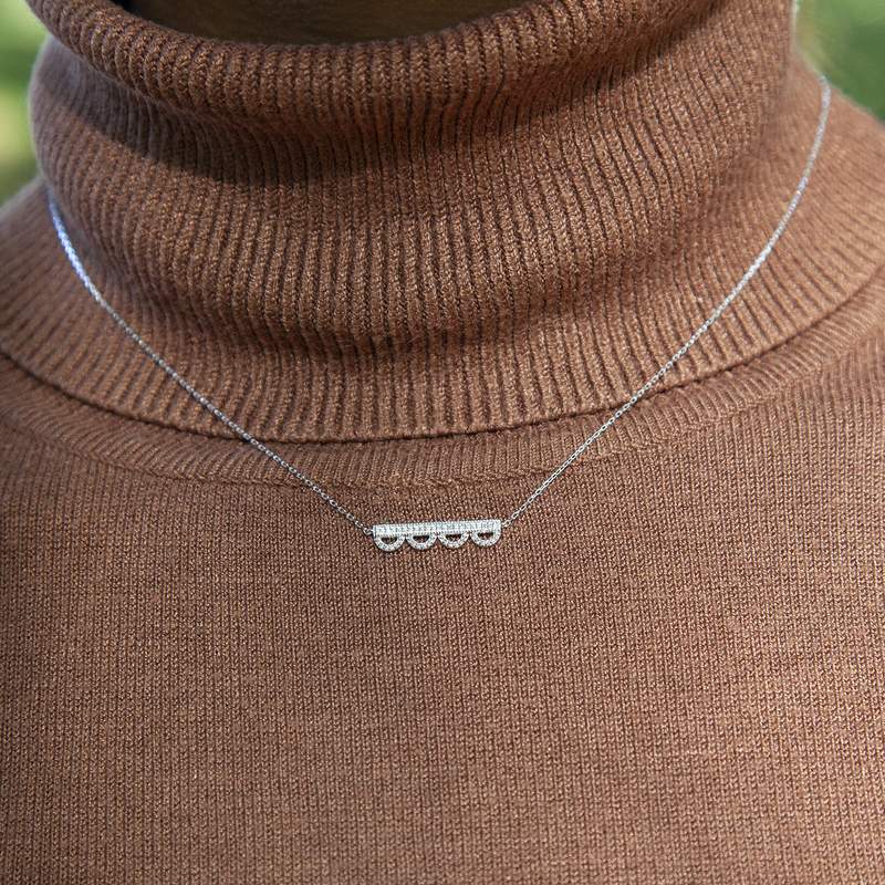 Collier or blanc 375 diamants 42 cm - vue porté 3