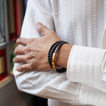 Bracelet multirang matière synthétique noire acier couleur jaune 21 cm - vue porté 1