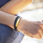 Bracelet multirang matière synthétique noire acier couleur jaune 21 cm - vue porté 2