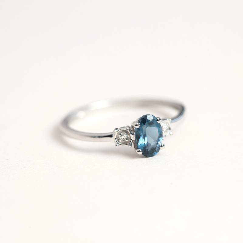 Bague or blanc 375 topaze bleue traitée diamants - vue D3