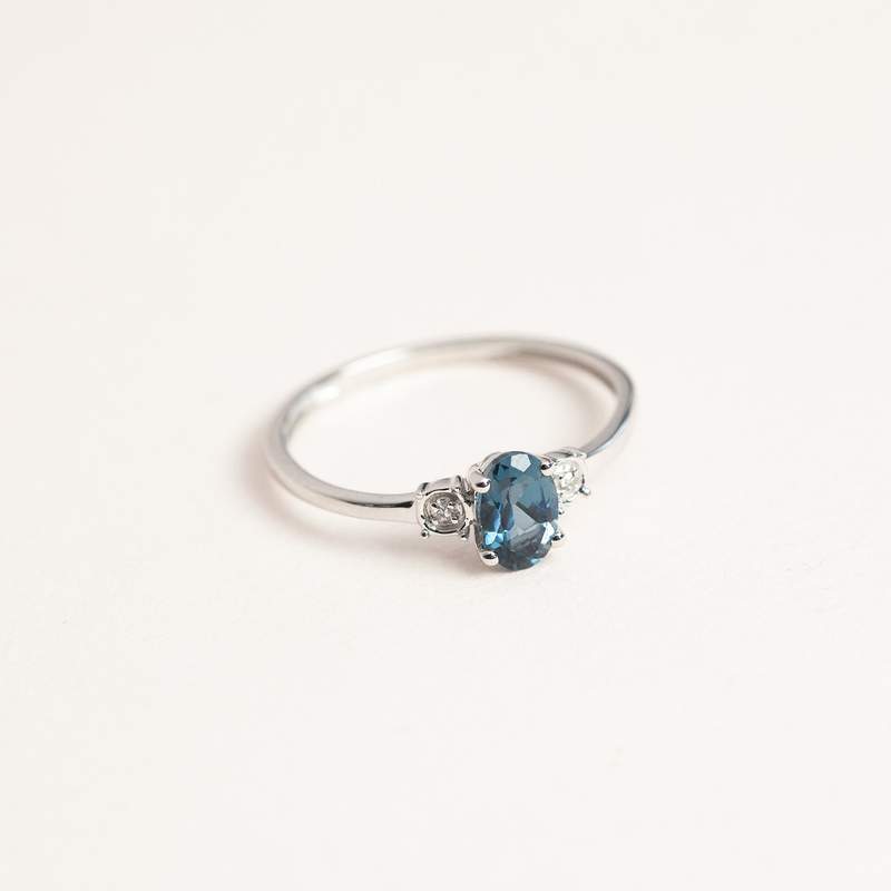 Bague or blanc 375 topaze bleue traitée diamants - vue D4