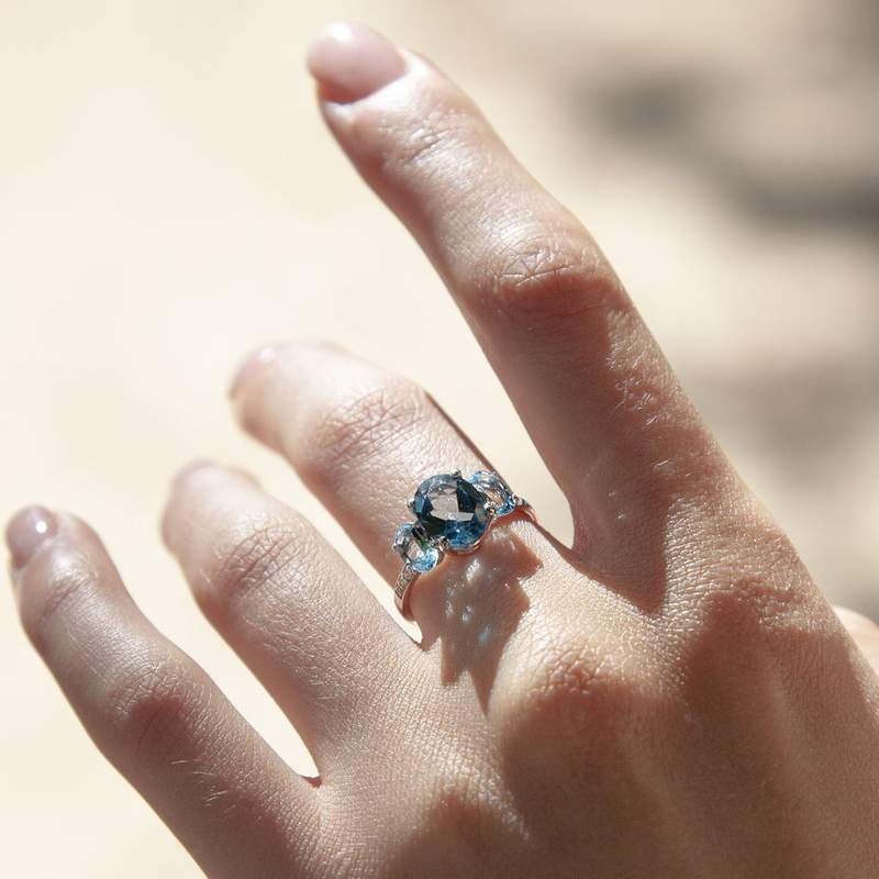 Bague or blanc 375 topazes zirconias - vue porté 2