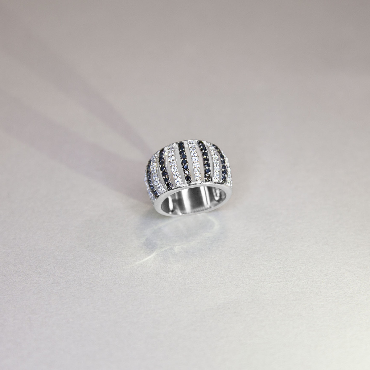 Bague argent 925 et ruthénium noir, spinelles noires et zirconias - vue D3