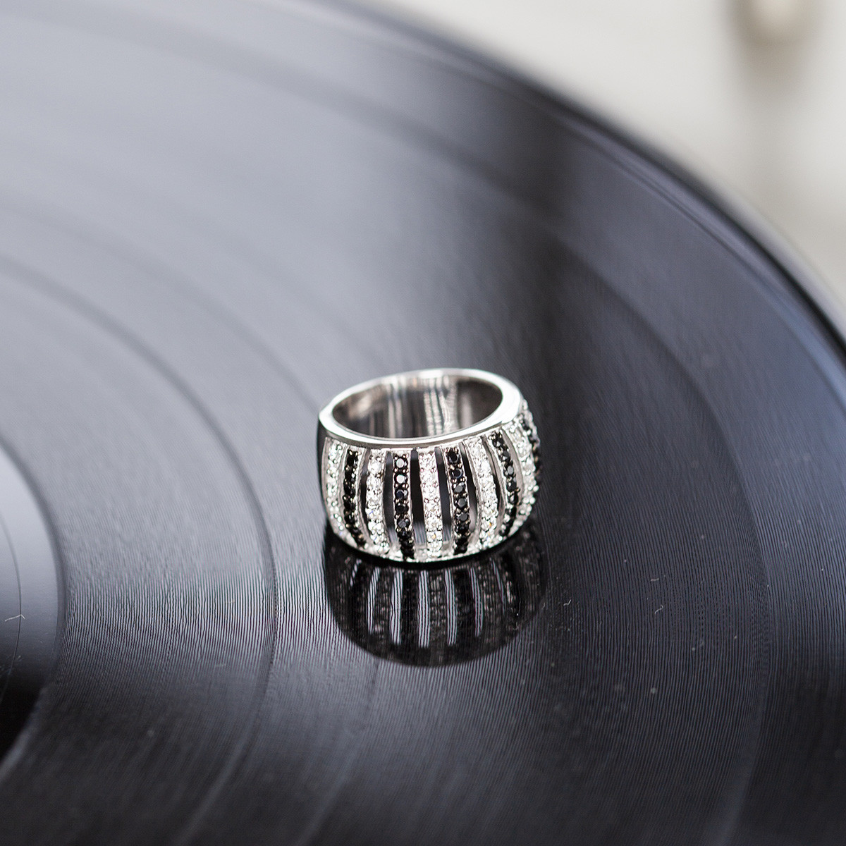 Bague argent 925 et ruthénium noir, spinelles noires et zirconias - vue D4