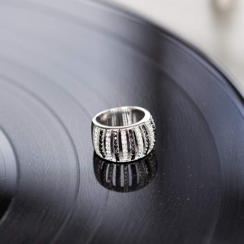 Bague argent 925 et ruthénium noir, spinelles noires et zirconias - vue D4